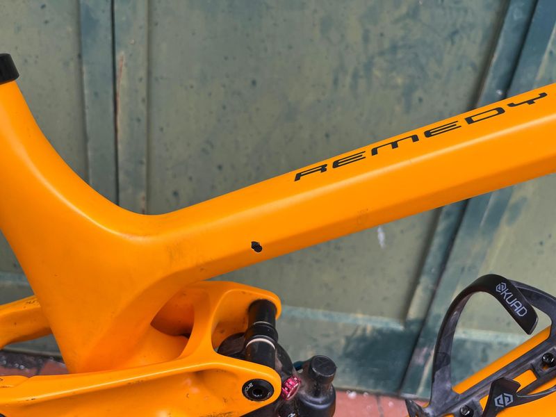 Trek Remedy 9.8 2022 Mountainbike usato, Arancione — immagine 9 di 13