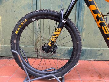Trek Remedy 9.8 2022 Mountainbike usato, Arancione — immagine 3 di 13