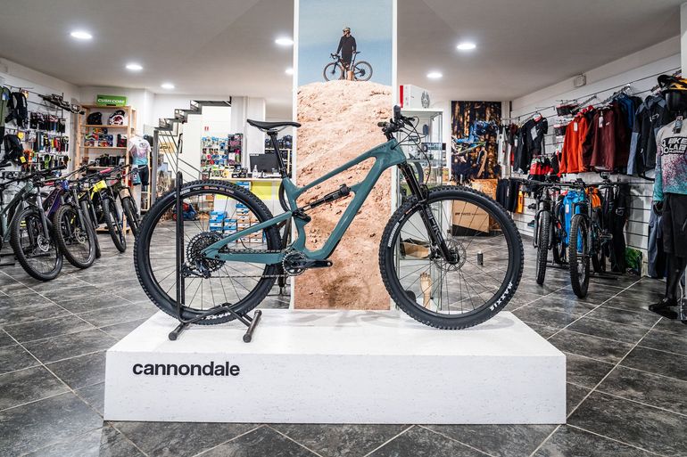 Used Cannondale Habit Carbon 1 2025 2025 Mountainbike — image 1 of 3