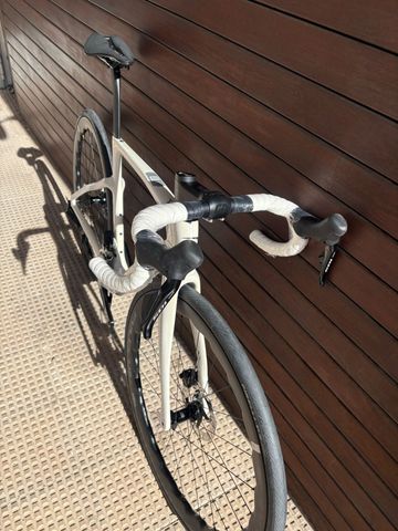Used Pinarello F5 Shimano 105 Di2 2026 Road & Gravel, White — image 3 of 4