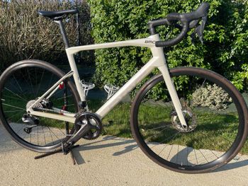 Used BMC Roadmachine THREE 2023 2023 Road & Gravel, Weiß — image 1 of 5