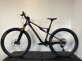 Used Orbea Oiz Shimano Deore XT 2025 Mountainbike, Red — image 3 of 3