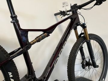 Used Orbea Oiz Shimano Deore XT 2025 Mountainbike, Red — image 2 of 3