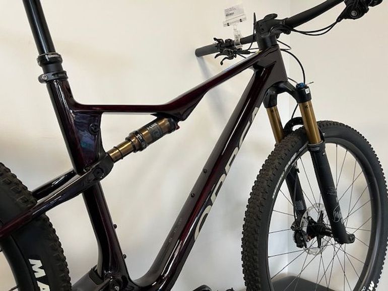 Used Orbea Oiz Shimano Deore XT 2025 Mountainbike, Red — image 2 of 3