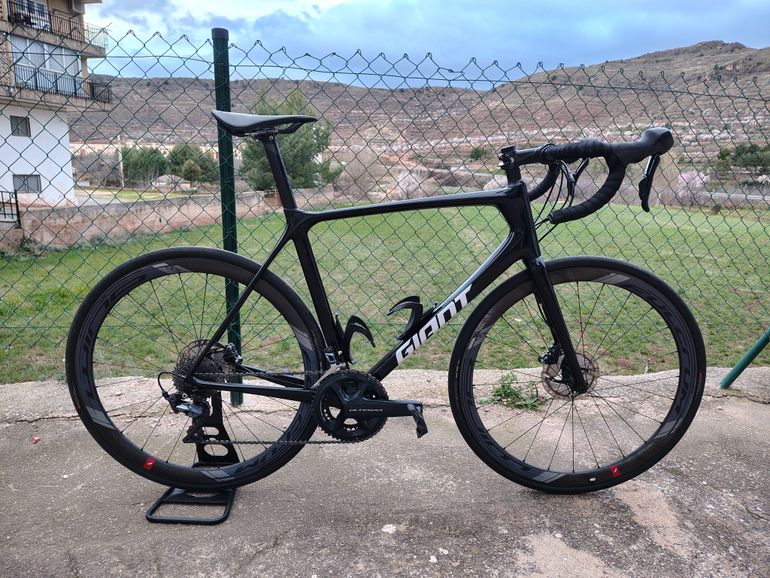Used Giant TCR Advanced 1 Disc-KOM 2018 2018 Road & Gravel, Black — image 1 of 5