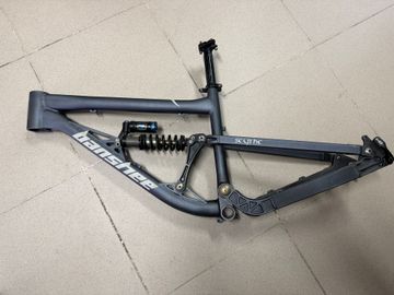 Banshee Scythe Frameset 2008 Mountainbike de segunda mano, Gris claro — imagen 2 de 3