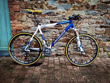 Specialized Stumpjumper M4 Comp 2001 Mountainbike usato, Blu — immagine 1 di 4