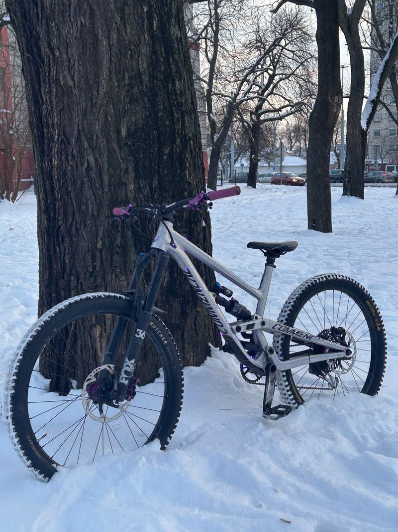 Used Commencal CLASH ESSENTIAL FOX 2019 2019 Mountainbike, Light Gray, 27.5 — image 1 of 6