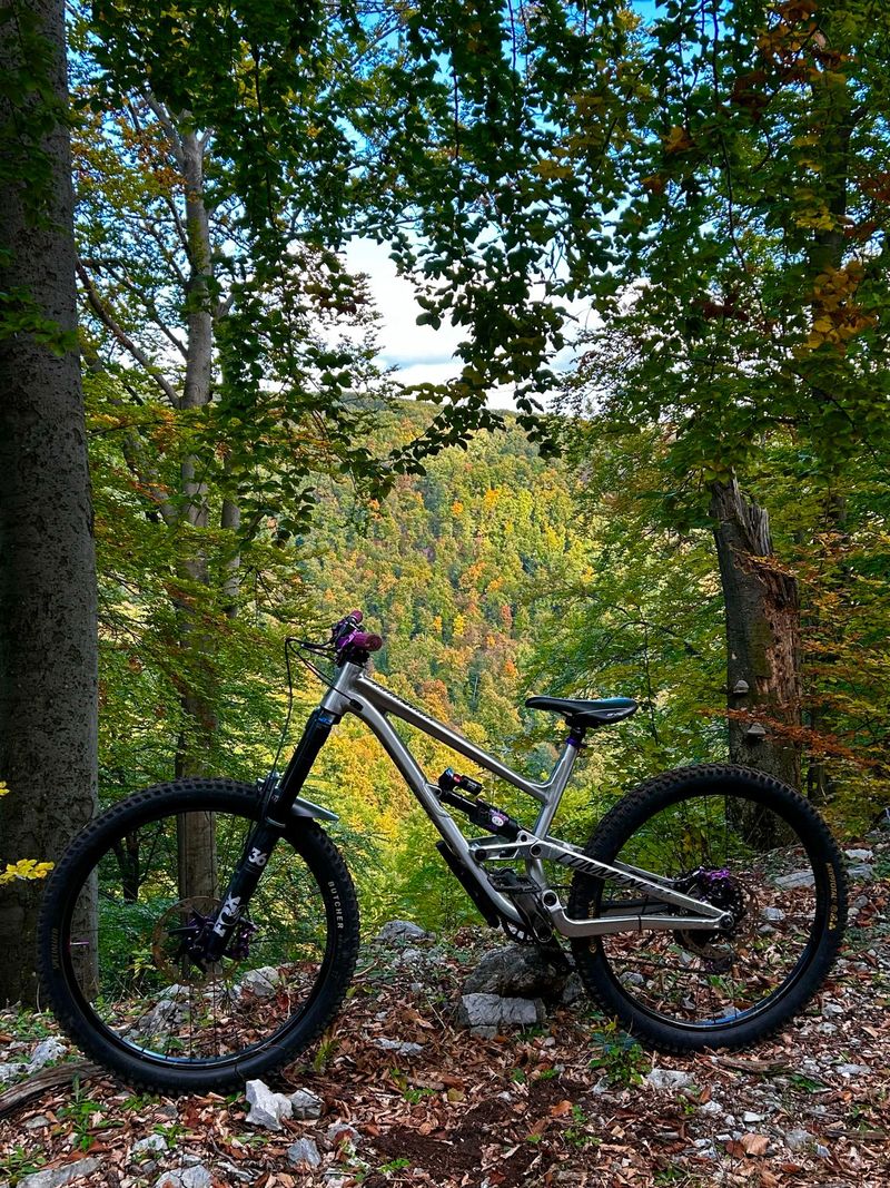 Used Commencal CLASH ESSENTIAL FOX 2019 2019 Mountainbike, Light Gray, 27.5 — image 2 of 6