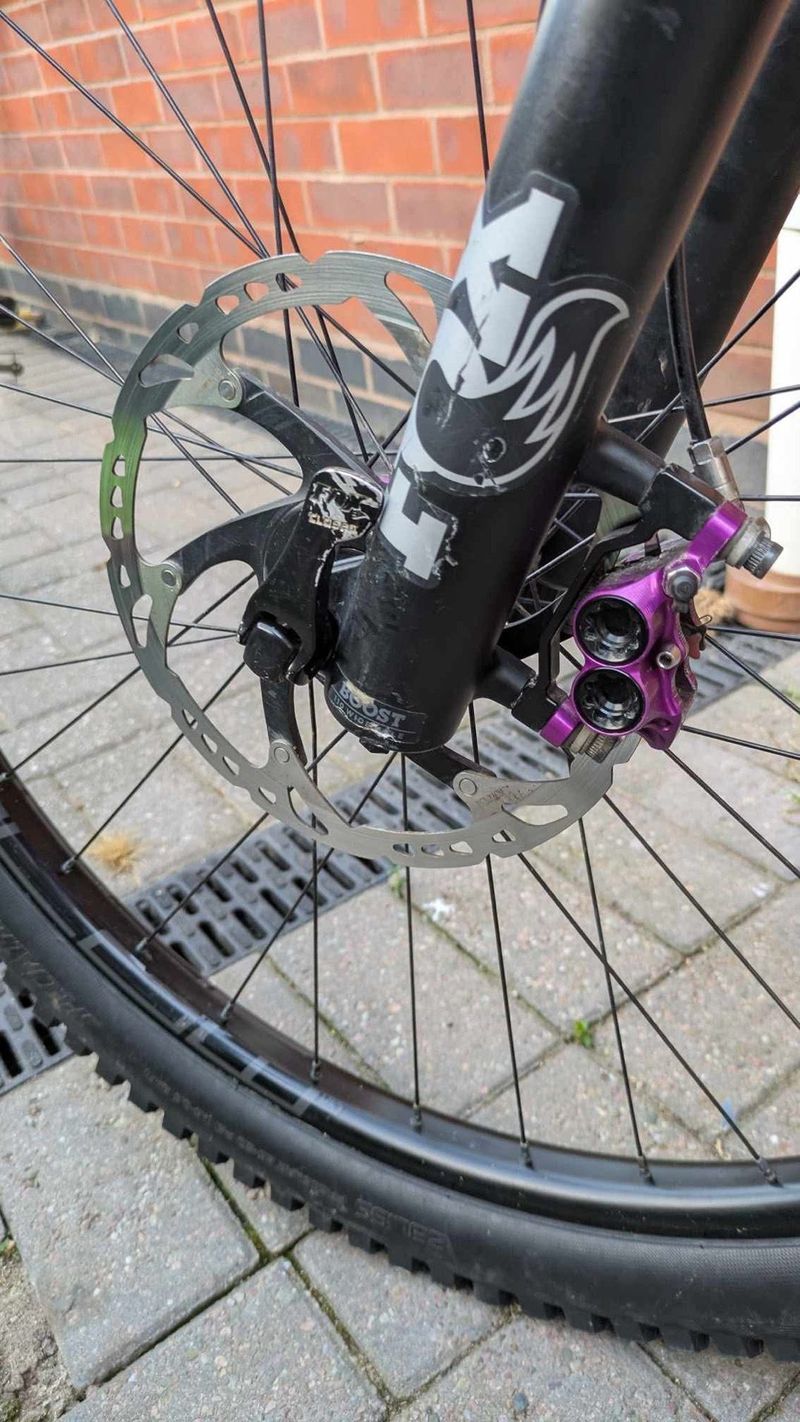 Used Commencal CLASH ESSENTIAL FOX 2019 2019 Mountainbike, Light Gray, 27.5 — image 3 of 6
