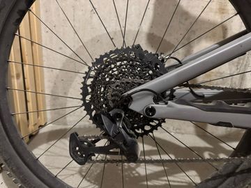 Used Specialized Enduro Comp 2022 2022 Mountainbike, Light Gray, 29 — image 3 of 4