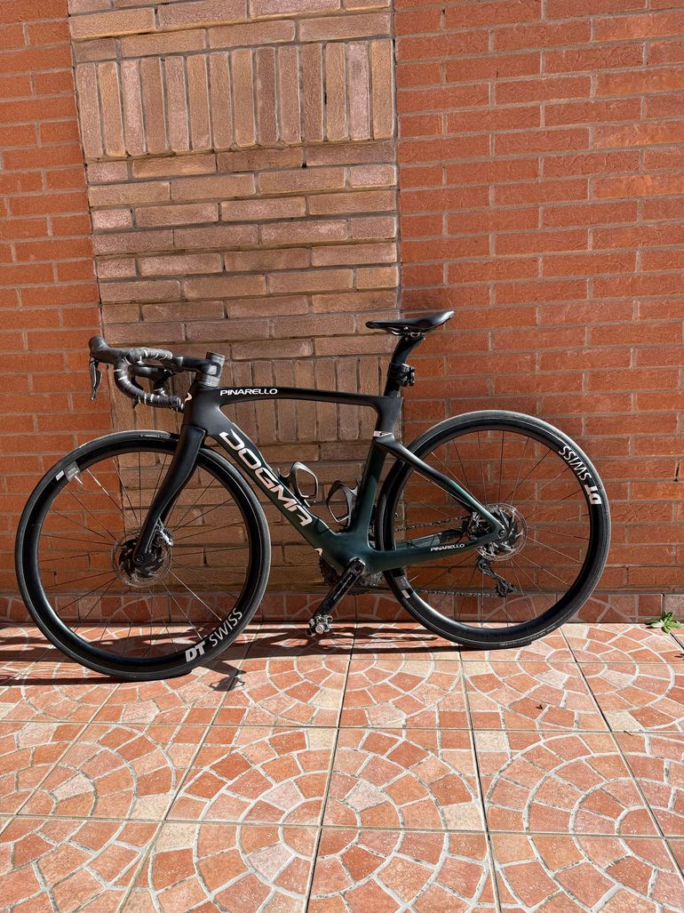 Used Pinarello DOGMA F DURA ACE Di2 Disc 2022 2022 Road & Gravel, Schwarz — image 2 of 12