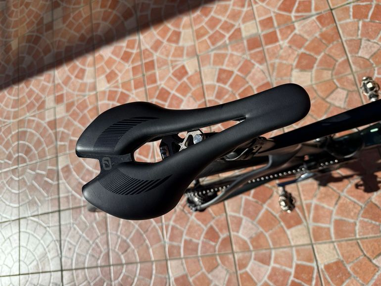 Used Pinarello DOGMA F DURA ACE Di2 Disc 2022 2022 Road & Gravel, Schwarz — image 6 of 12