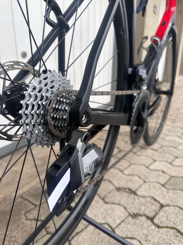 Used Colnago V3 Disc Rival AXS Bike 2024 2024 Road & Gravel, Schwarz — image 8 of 9
