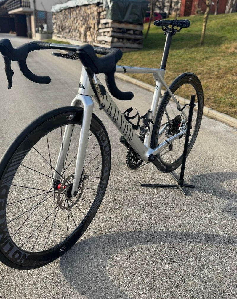 Canyon Ultimate CFR eTap 2023 2023 Road & Gravel d'occasion — image 3 sur 9