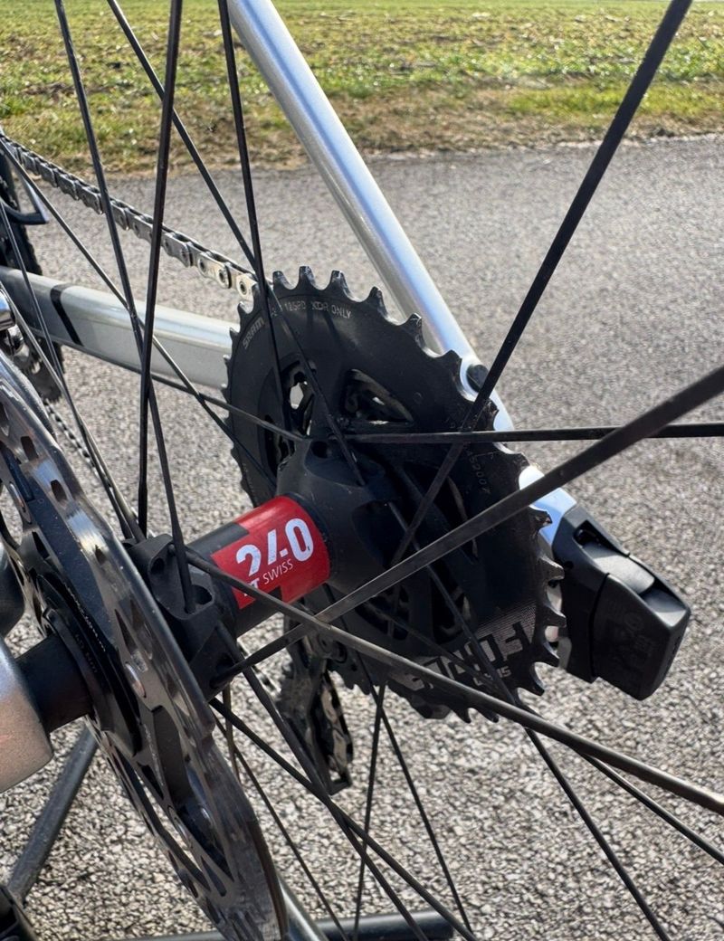 Canyon Ultimate CFR eTap 2023 2023 Road & Gravel d'occasion — image 7 sur 9