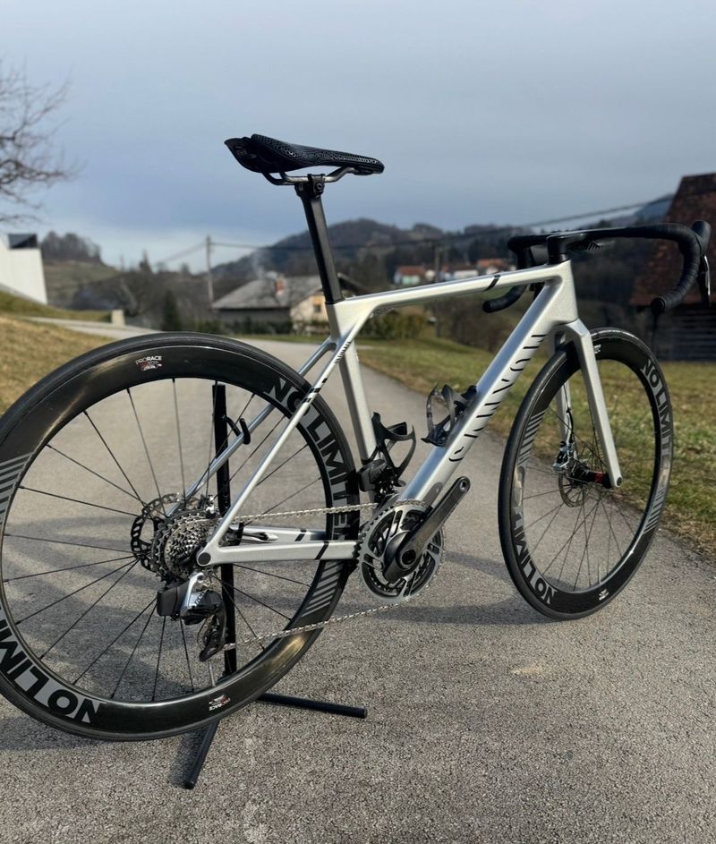 Canyon Ultimate CFR eTap 2023 2023 Road & Gravel d'occasion — image 1 sur 9