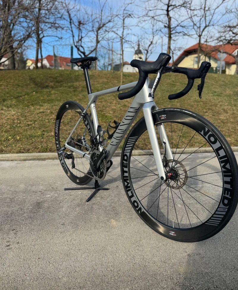 Canyon Ultimate CFR eTap 2023 2023 Road & Gravel d'occasion — image 2 sur 9