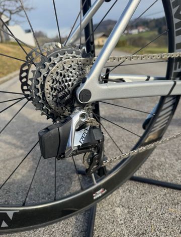 Canyon Ultimate CFR eTap 2023 2023 Road & Gravel d'occasion — image 4 sur 9