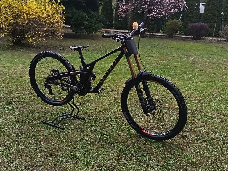 Used Commencal SUPREME DH V5 SIGNATURE LTD MOTO STYLE 2024 2024 Mountainbike, Black, 29, 27.5 — image 5 of 6