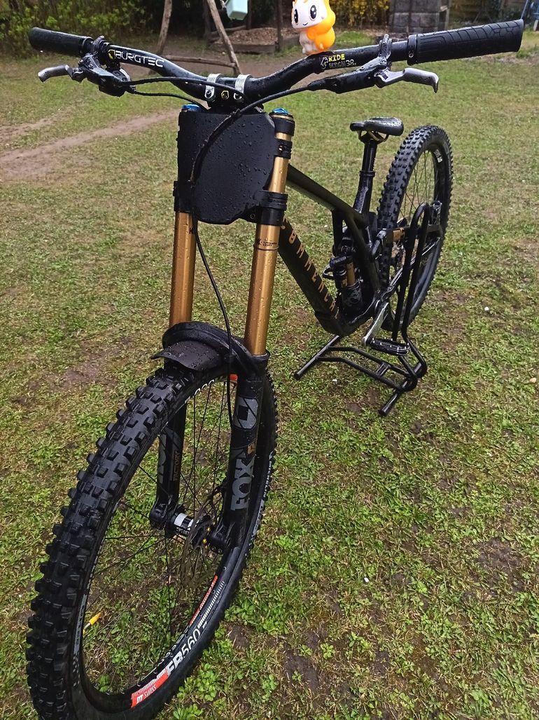 Used Commencal SUPREME DH V5 SIGNATURE LTD MOTO STYLE 2024 2024 Mountainbike, Black, 29, 27.5 — image 2 of 6