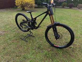 Used Commencal SUPREME DH V5 SIGNATURE LTD MOTO STYLE 2024 2024 Mountainbike, Black, 29, 27.5 — image 1 of 6