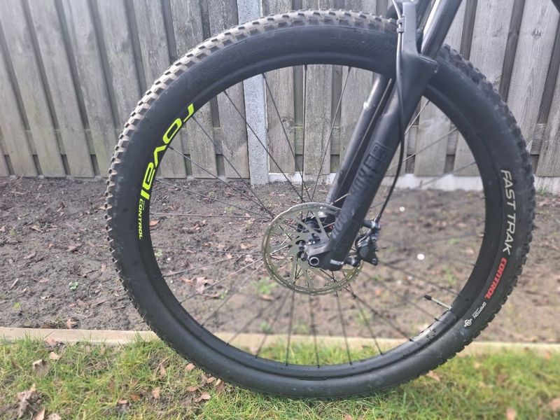Używany Specialized Men's Epic Hardtail Comp 2019 2019 Mountainbike — zdjęcie 3 z 15