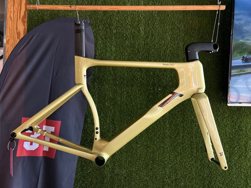 Tweedehands 3T STRADA ITALIA FORCE XPLR AXS 1X13 FULCRUM SHARQ 42 2025 Frameset 2025 Road & Gravel