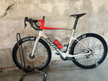 Tweedehands BMC R 01 Red 2025 Road & Gravel — afbeelding 2 van 8