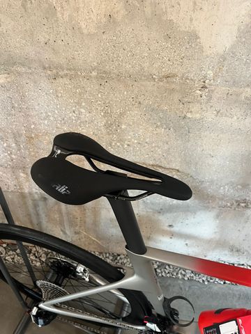 Tweedehands BMC R 01 Red 2025 Road & Gravel — afbeelding 6 van 8