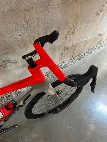 Tweedehands BMC R 01 Red 2025 Road & Gravel — afbeelding 3 van 8