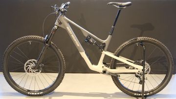 Rocky Mountain Instinct Carbon 50 2025 2025 Mountainbike usato, Bianco — immagine 2 di 4