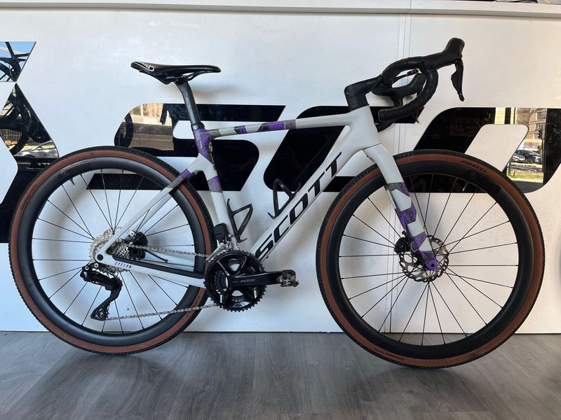 Used Scott Addict Shimano 105 Di2 2024 Road & Gravel