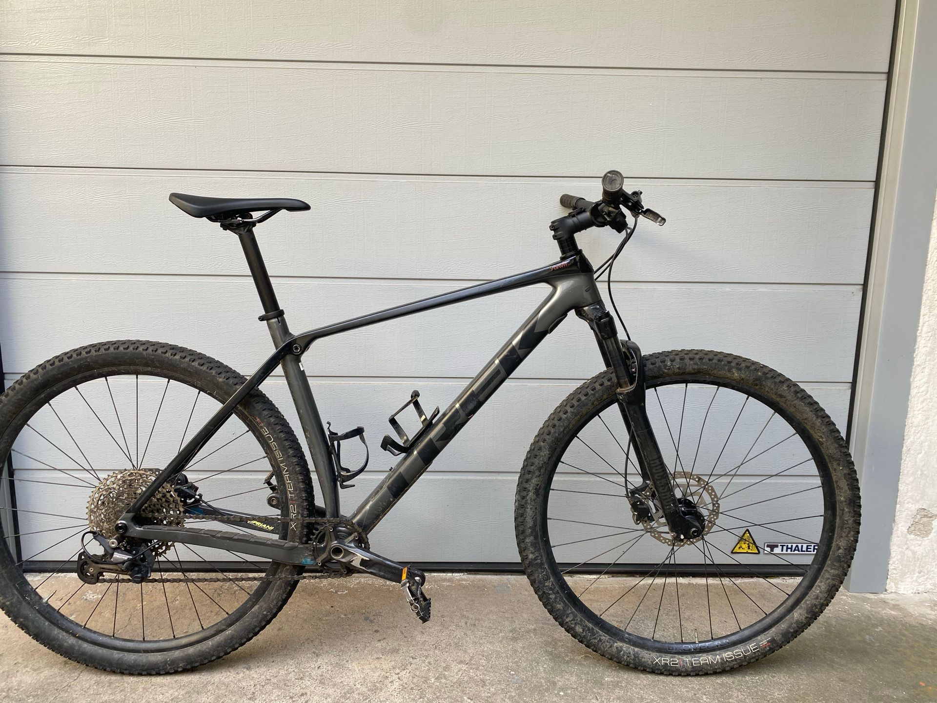 VTT Trek Procaliber 9.5 Carbone Gris/Lithium – Taille L – 12 Vitesses
