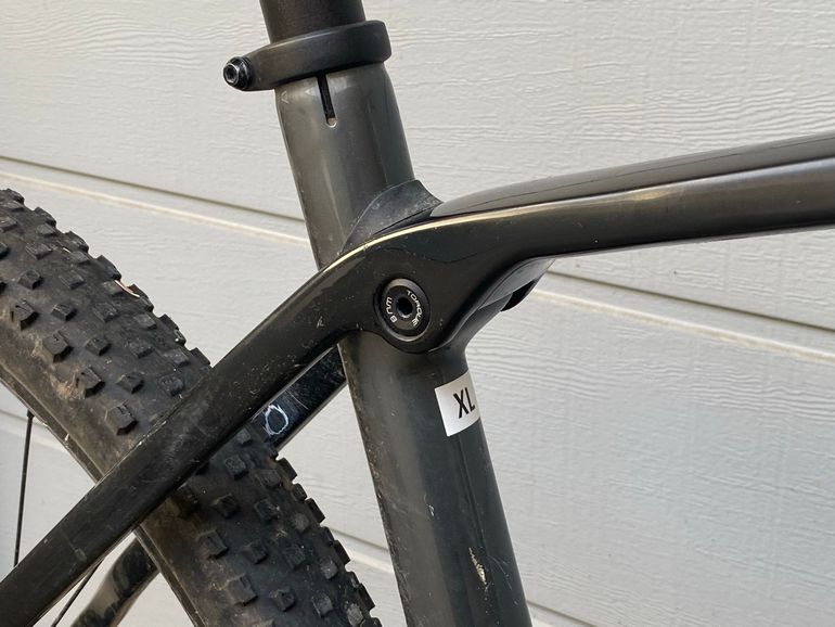 VTT Trek Procaliber 9.5 Carbone Gris/Lithium – Taille L – 12 Vitesses