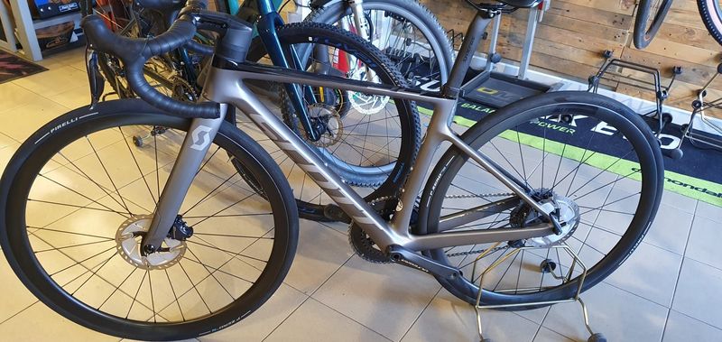 Scott Addict RC 15 2020 2020 Road & Gravel usato, Grigio chiaro — immagine 4 di 12
