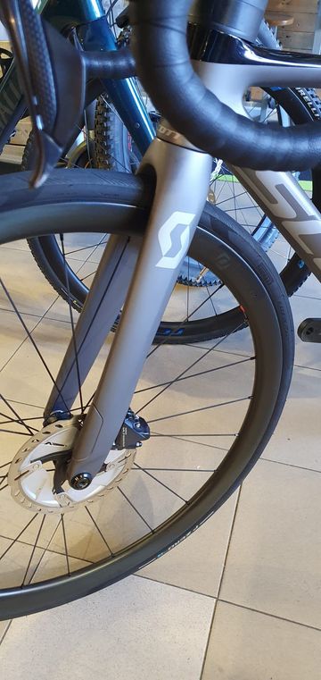 Scott Addict RC 15 2020 2020 Road & Gravel usato, Grigio chiaro — immagine 7 di 12