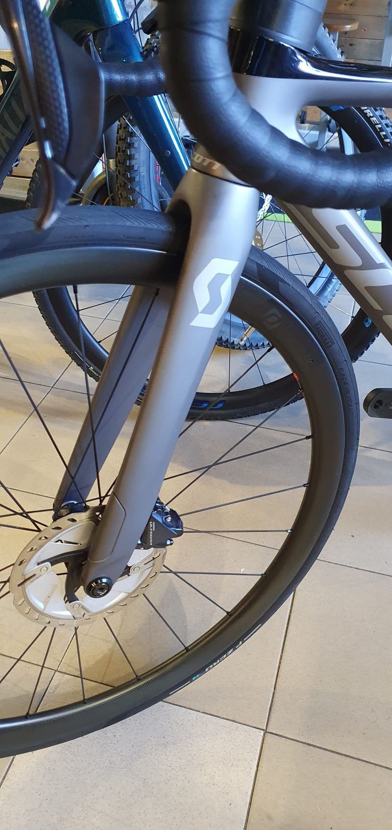 Scott Addict RC 15 2020 2020 Road & Gravel usato, Grigio chiaro — immagine 7 di 12