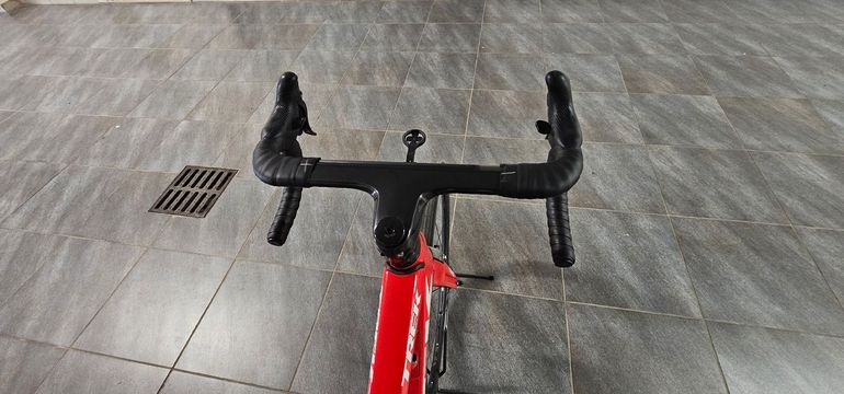 Used Trek Madone Campagnolo Record 2016 Road & Gravel, Rosso — image 6 of 6