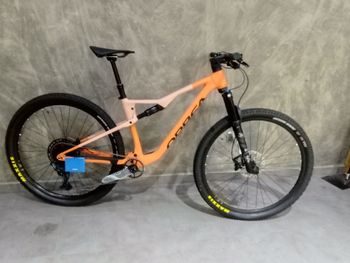 Used Orbea OIZ H20 2024 2024 Mountainbike, Orange, 29 — image 1 of 5