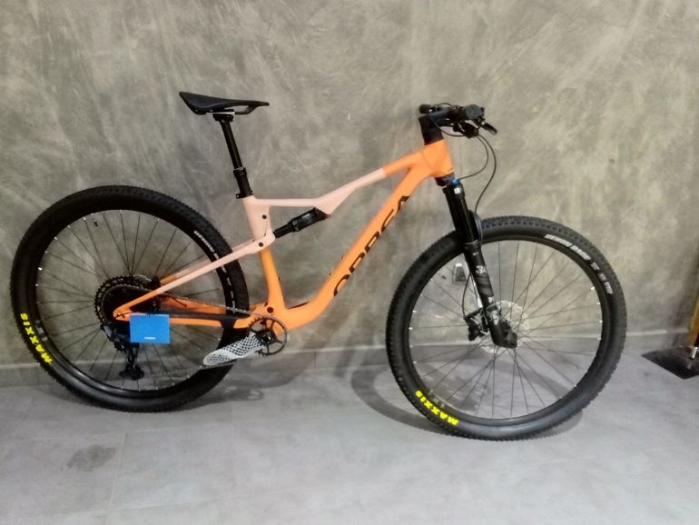 Used Orbea OIZ H20 2024 2024 Mountainbike, Orange, 29 — image 1 of 5