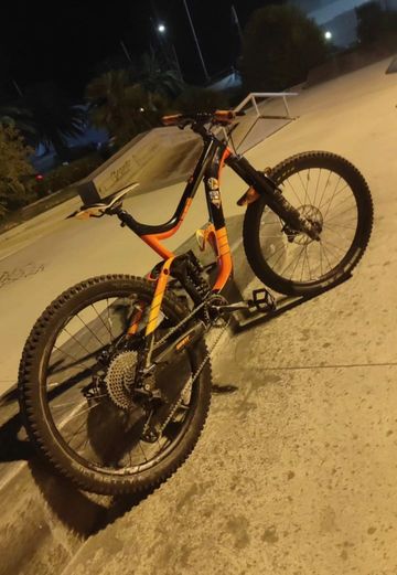 Tweedehands Giant Reign Shimano Deore 2017 Mountainbike — afbeelding 1 van 5