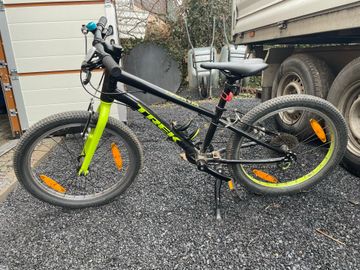 Used Trek Wahoo 20 2022 2022 Youth, Black — image 1 of 6