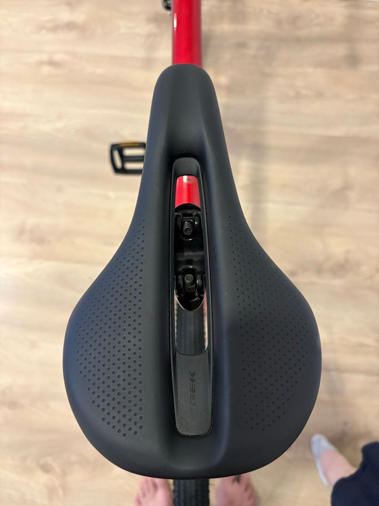 Used Trek Checkpoint ALR 3 Gen 2 2025 2025 Road & Gravel, Red — image 5 of 11