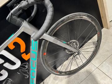 Focus IZALCO MAX 9.8 2022 2022 Road & Gravel usato, Grigio chiaro — immagine 4 di 7
