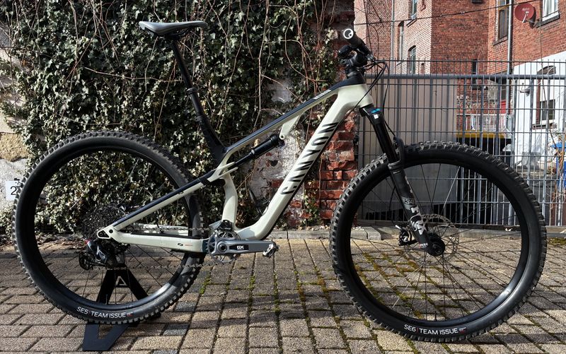 Used Canyon Neuron CF 9 SL 2022 2022 Mountainbike, White, 29 — image 1 of 10
