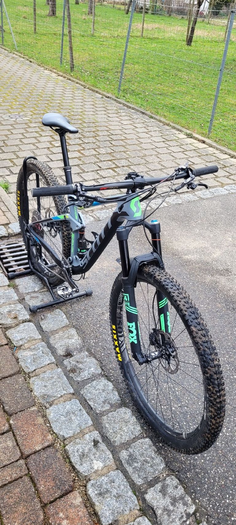 Used Scott Spark 710 Plus 2017 2017 Mountainbike, Hellgrau, 27.5 — image 2 of 13