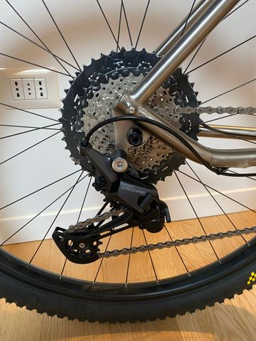 Gebrauchtes Mtb in titanio Custom Shimano Deore 2023 Mountainbike, Hellgrau — Bild 3 von 5