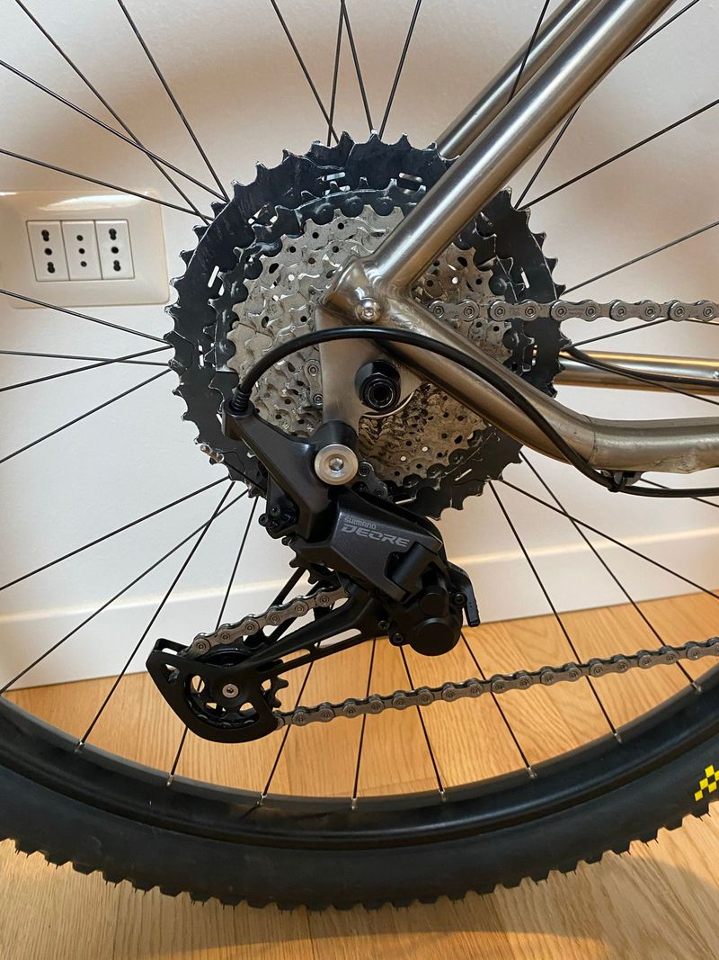 Gebrauchtes Mtb in titanio Custom Shimano Deore 2023 Mountainbike, Hellgrau — Bild 3 von 5
