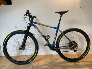 Gebrauchtes Mtb in titanio Custom Shimano Deore 2023 Mountainbike, Hellgrau — Bild 2 von 5